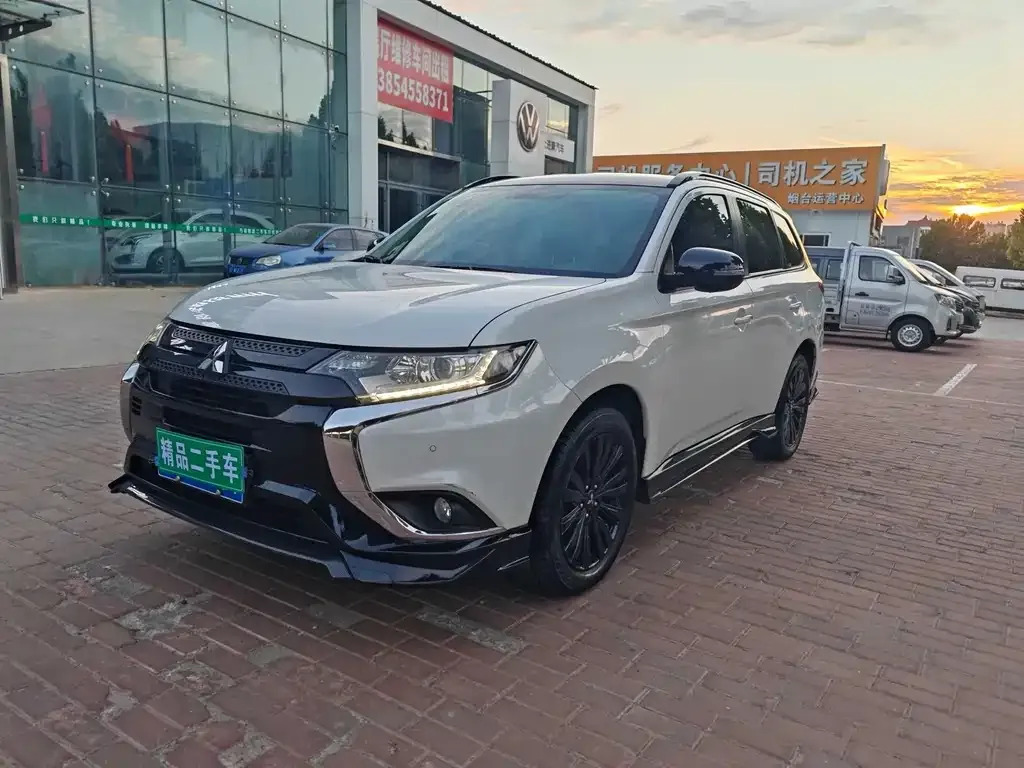 Mitsubishi Outlander — фото 1