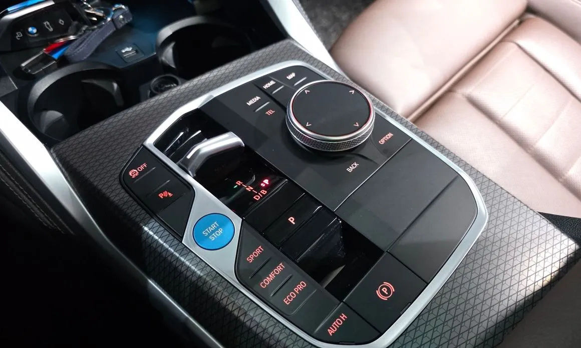 BMW i4 — фото 10