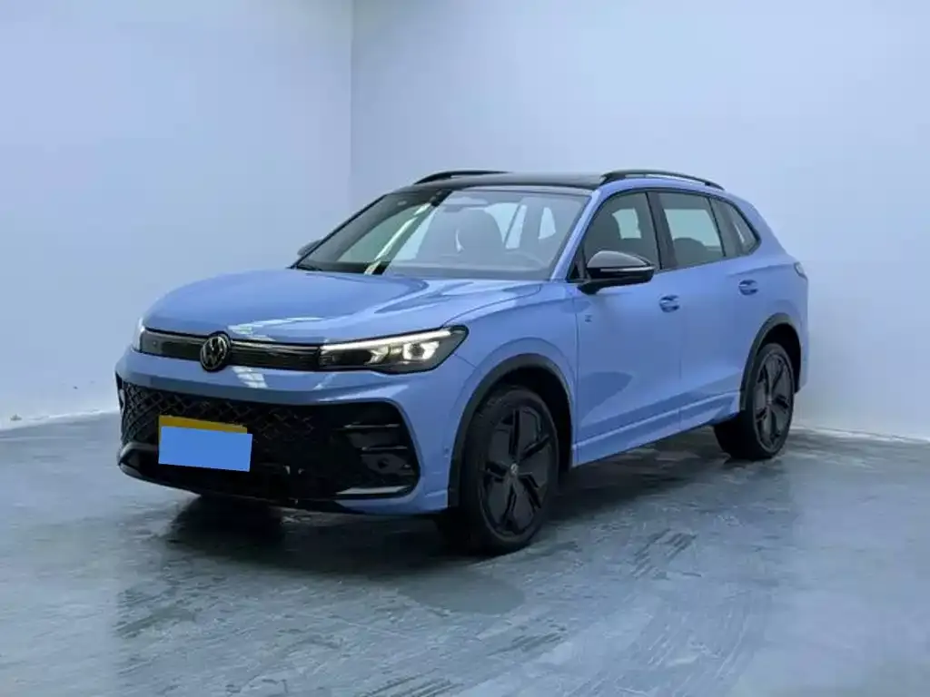 Volkswagen Tiguan L — фото 1