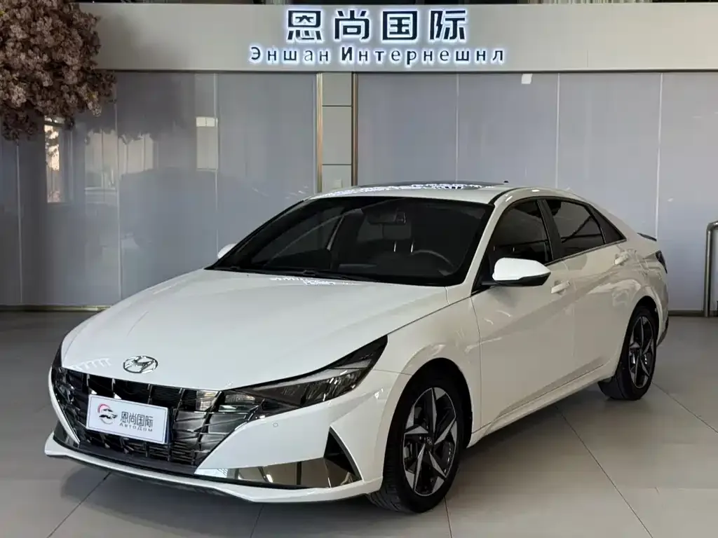 Hyundai Elantra — фото 1