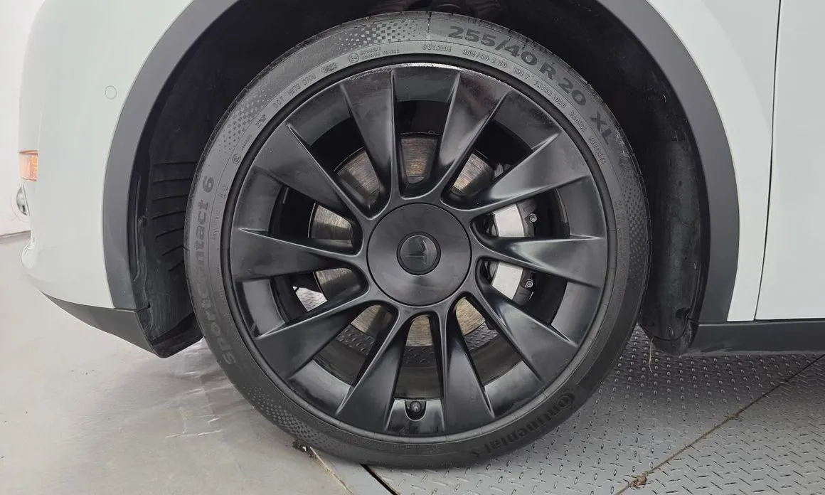 Tesla Model Y — фото 9