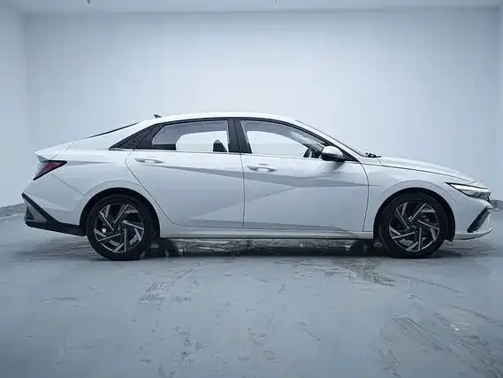 Hyundai Elantra — фото 3