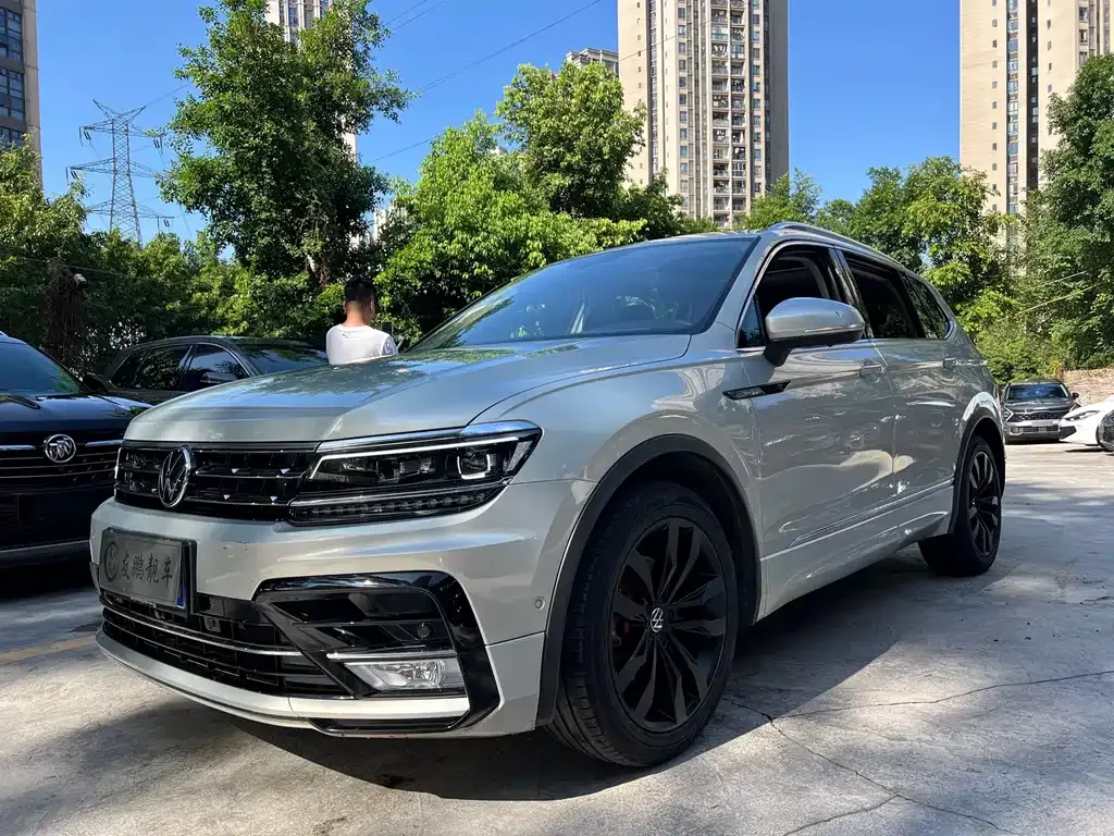 Volkswagen Tiguan L — фото 1