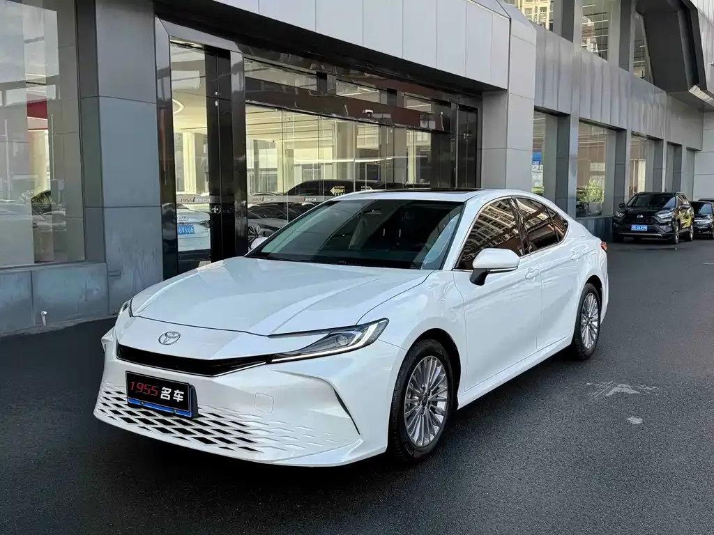 Toyota Camry — фото 1