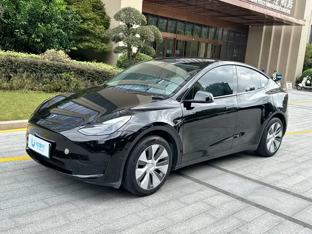 Tesla Model Y — фото 1