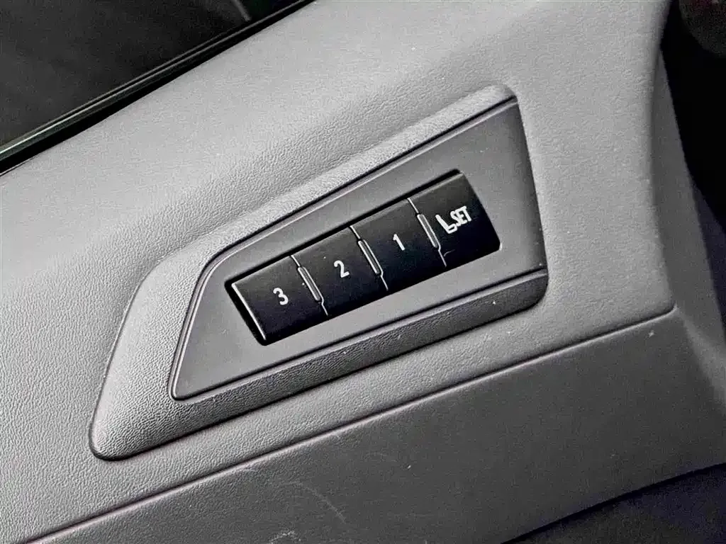 Lexus LM — фото 6