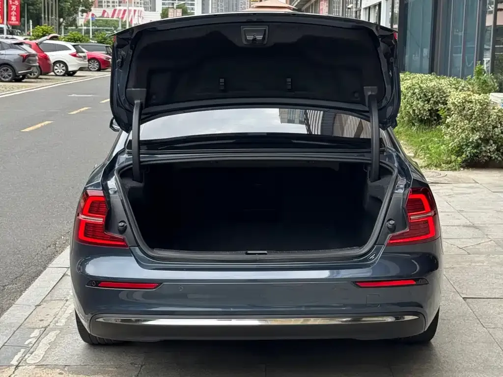Volvo S60 — фото 10