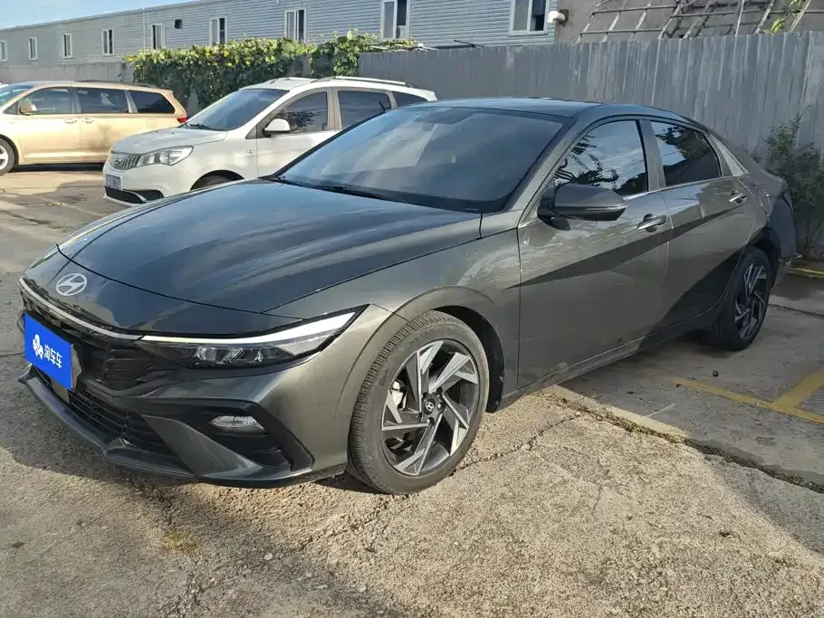 Hyundai Elantra — фото 1