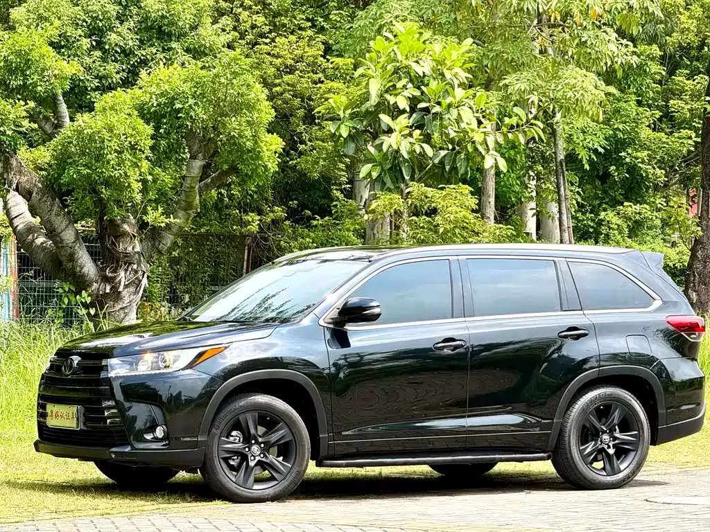 Toyota Highlander — фото 1