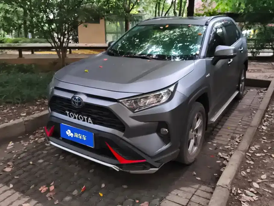 Toyota RAV4 — фото 1