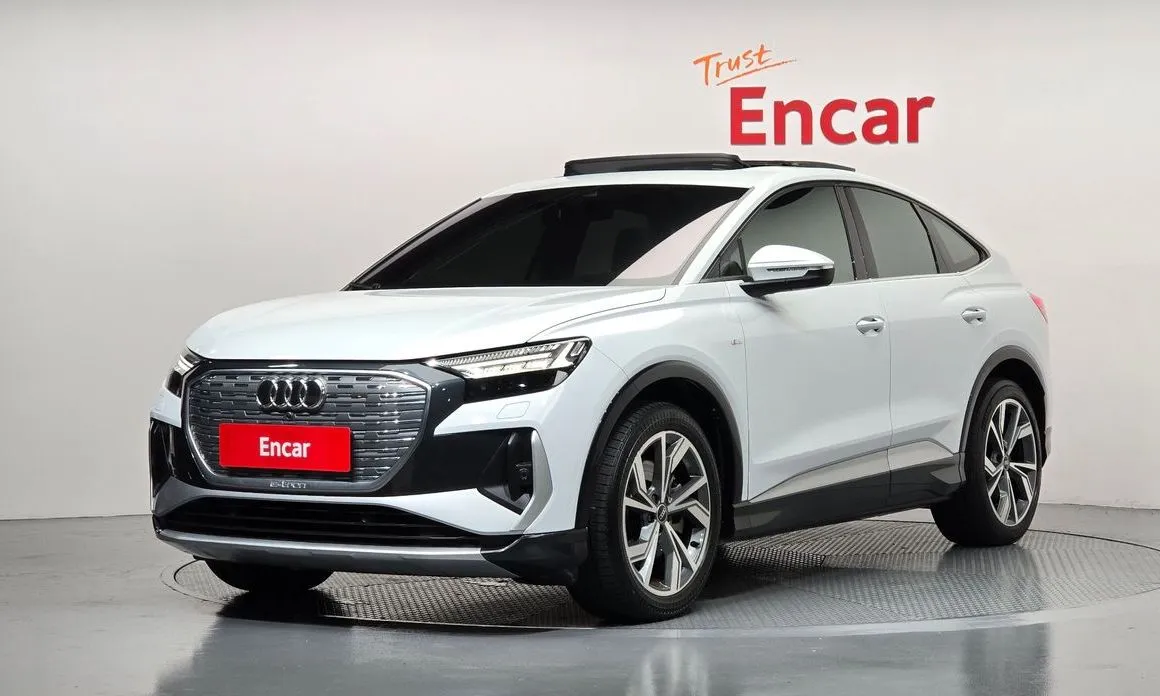 Audi Q4 e-tron — фото 1