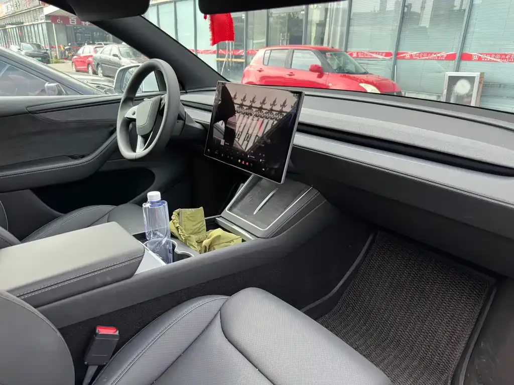 Tesla Model Y L — фото 2