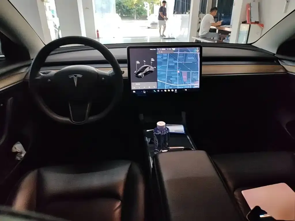 Tesla Model 3 — фото 10