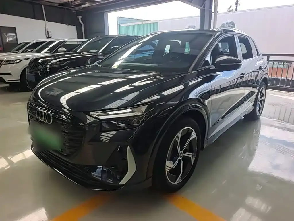 Audi Q4 e-tron — фото 1