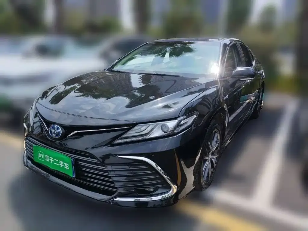 Toyota Camry — фото 1