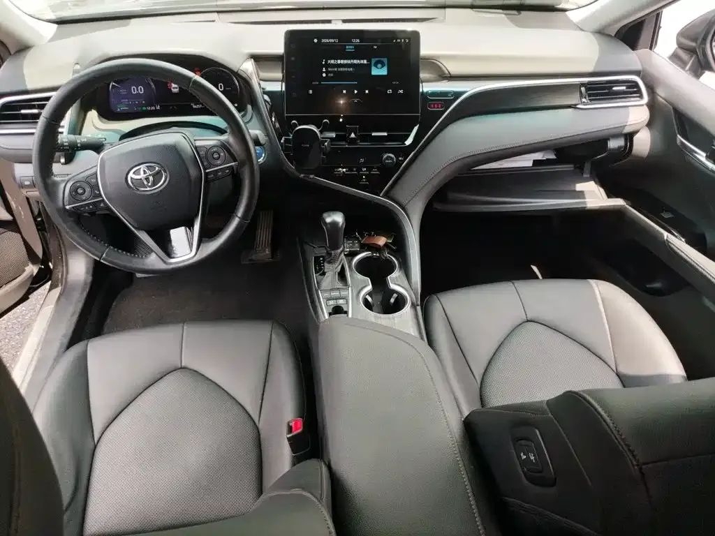 Toyota Camry — фото 5