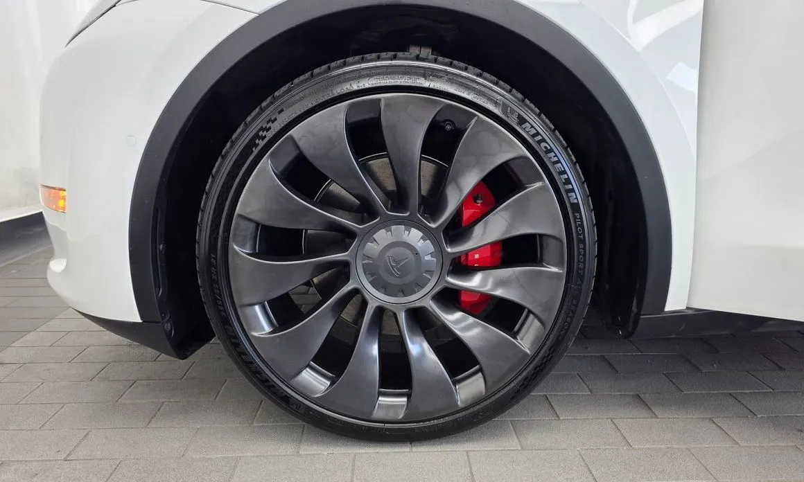 Tesla Model Y — фото 10