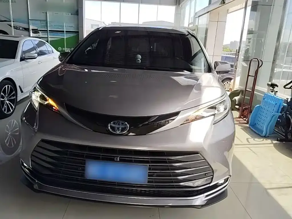 Toyota Sienna — фото 5