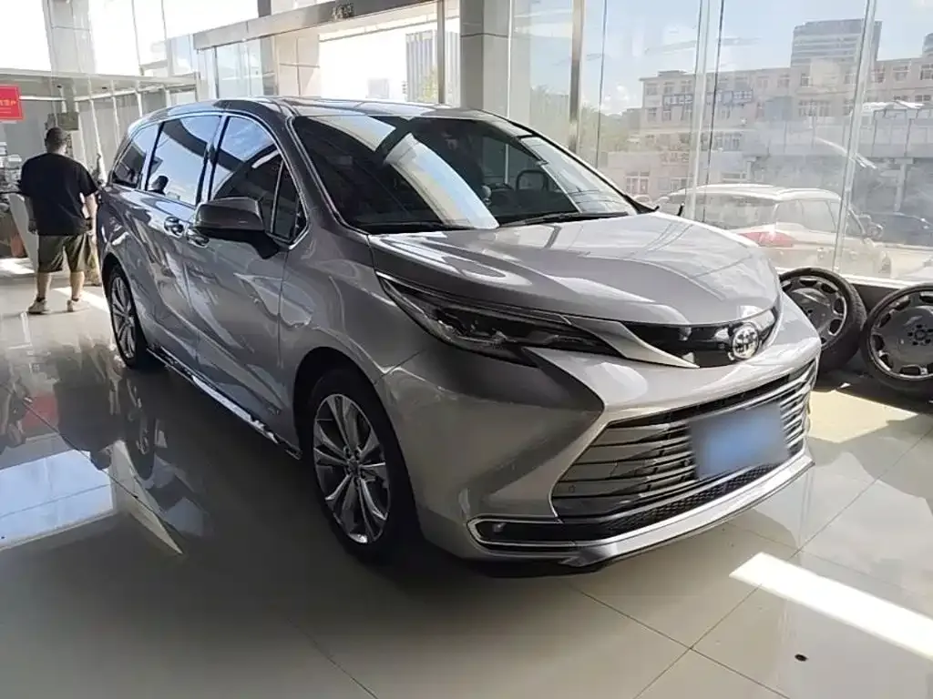 Toyota Sienna — фото 10