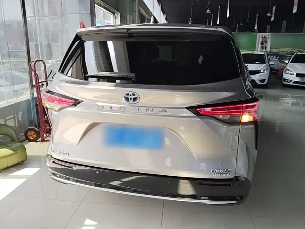 Toyota Sienna — фото 3