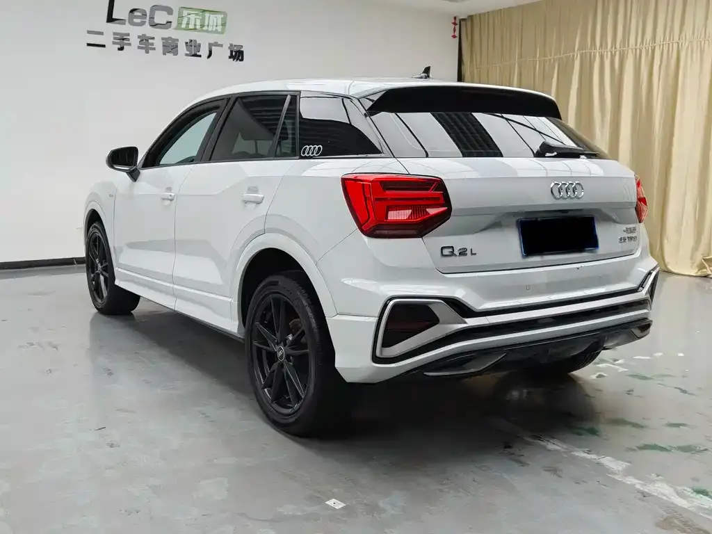 Audi Q2L — фото 8