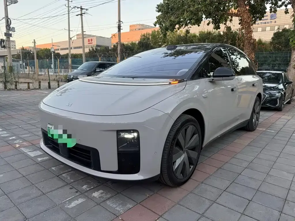 Li Auto Li i8 — фото 1