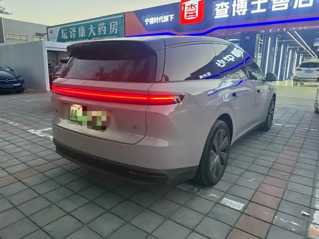 Li Auto Li i8 — фото 10