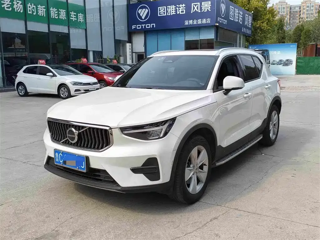 Volvo XC40 — фото 1