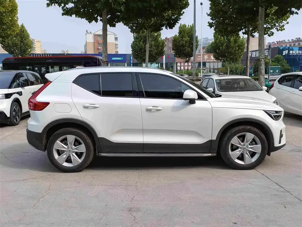 Volvo XC40 — фото 3