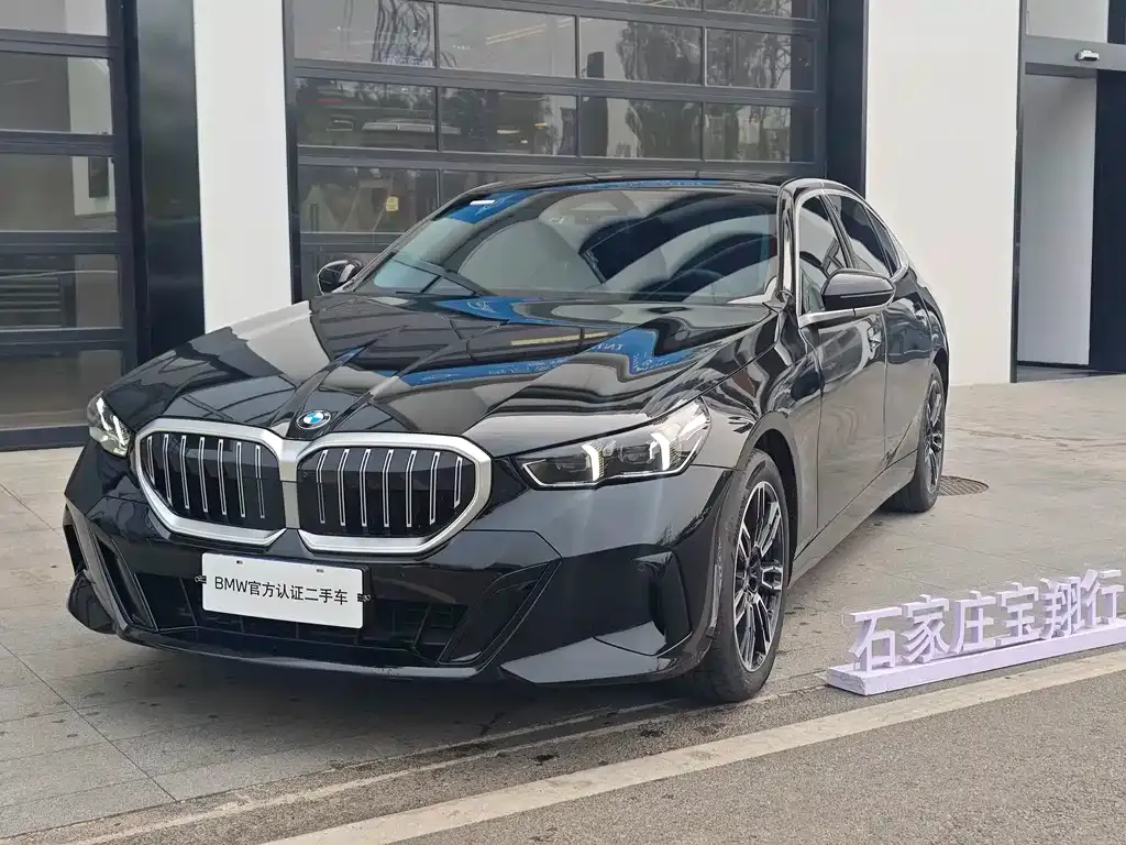 BMW 5 Series — фото 1