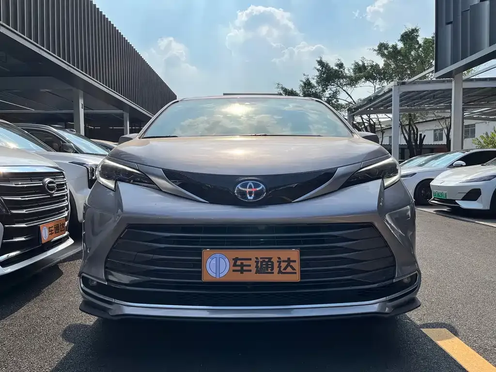 Toyota Sienna — фото 1