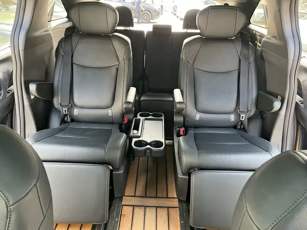 Toyota Sienna — фото 3