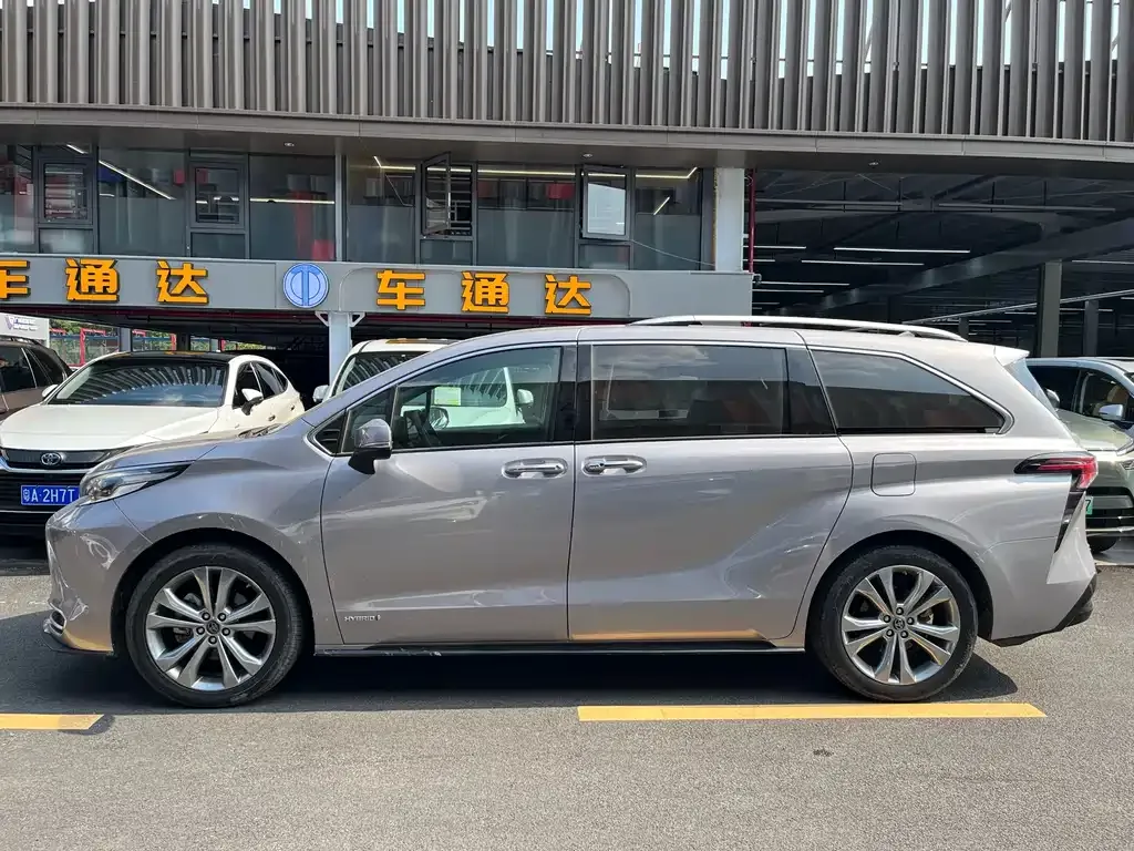 Toyota Sienna — фото 2