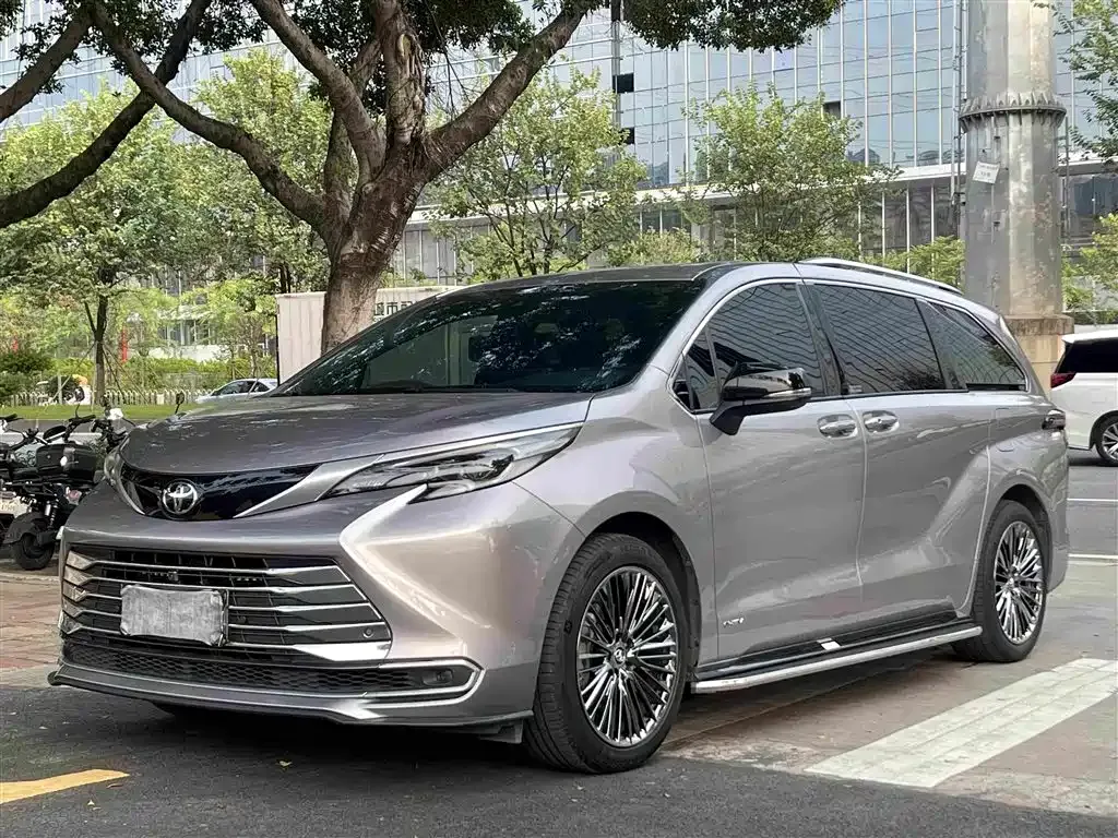 Toyota Sienna — фото 1