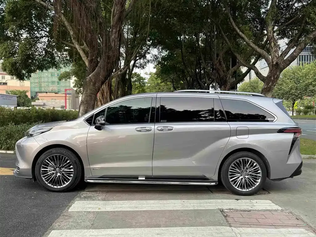 Toyota Sienna — фото 9