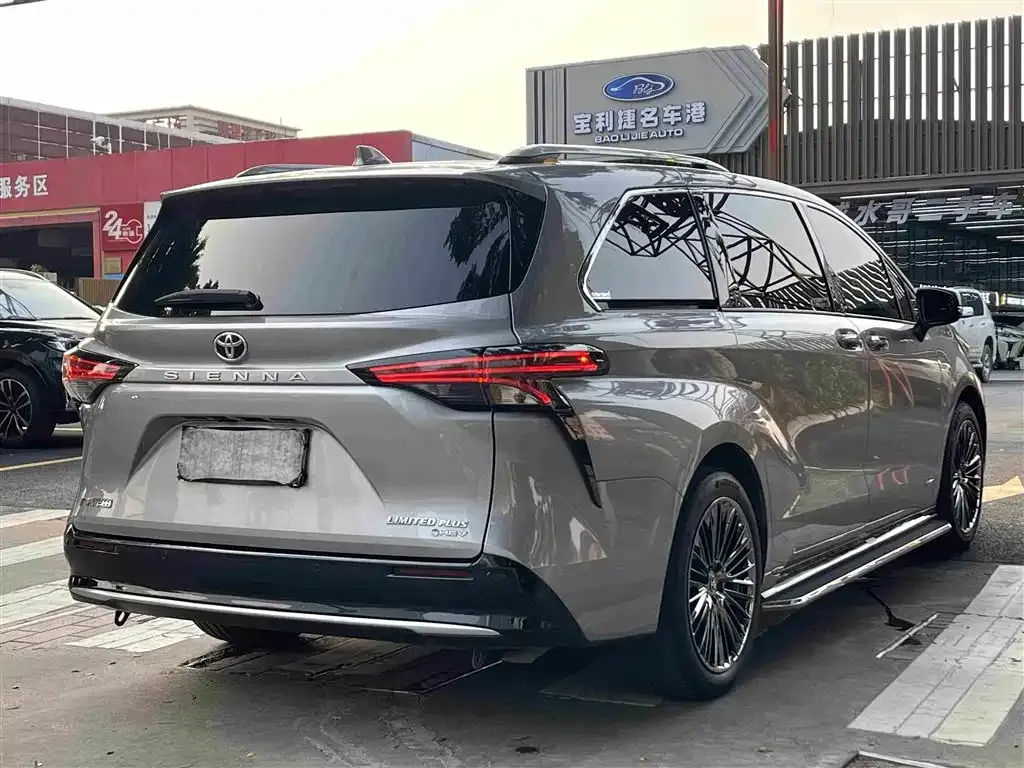 Toyota Sienna — фото 3