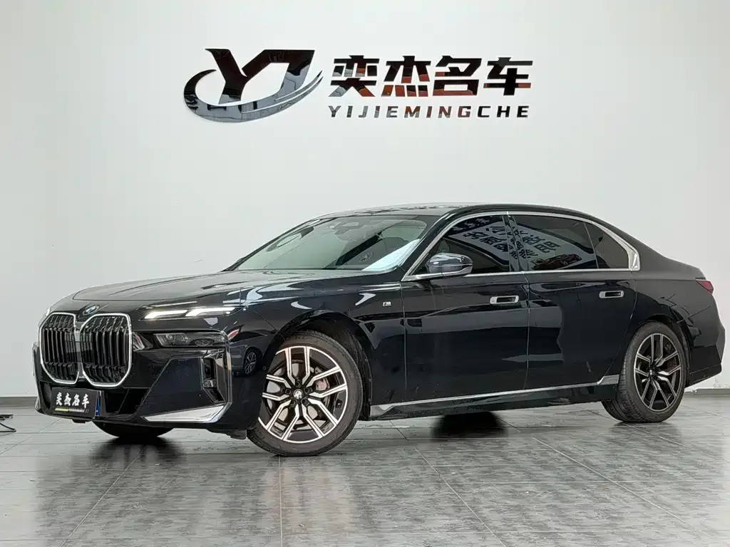 BMW 7 Series — фото 1