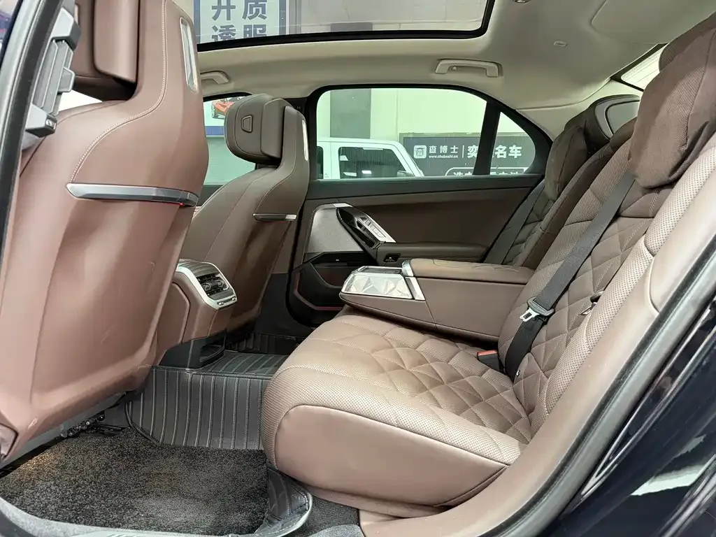 BMW 7 Series — фото 10