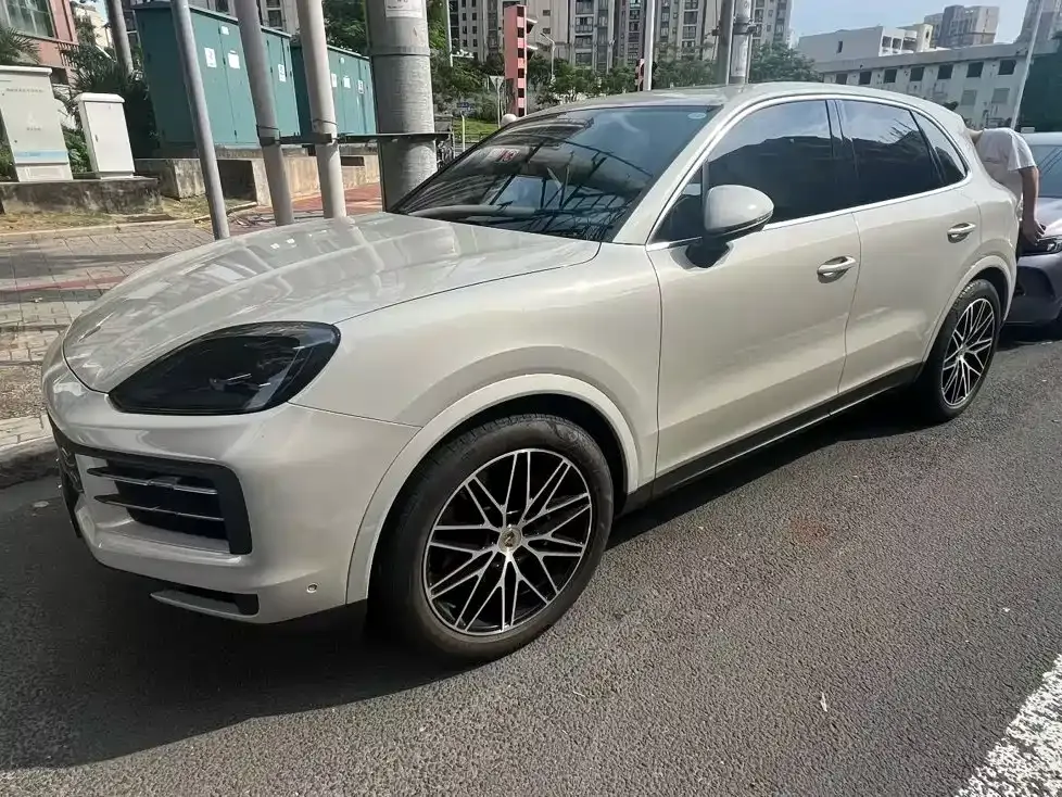 Porsche Cayenne — фото 1