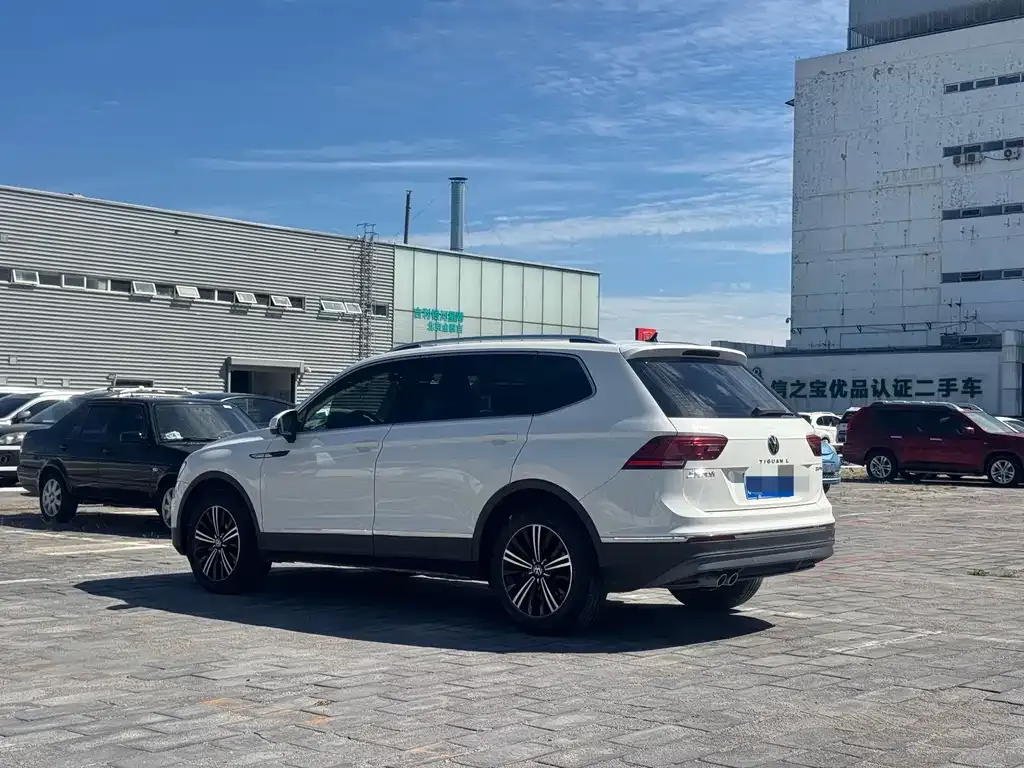 Volkswagen Tiguan L — фото 8