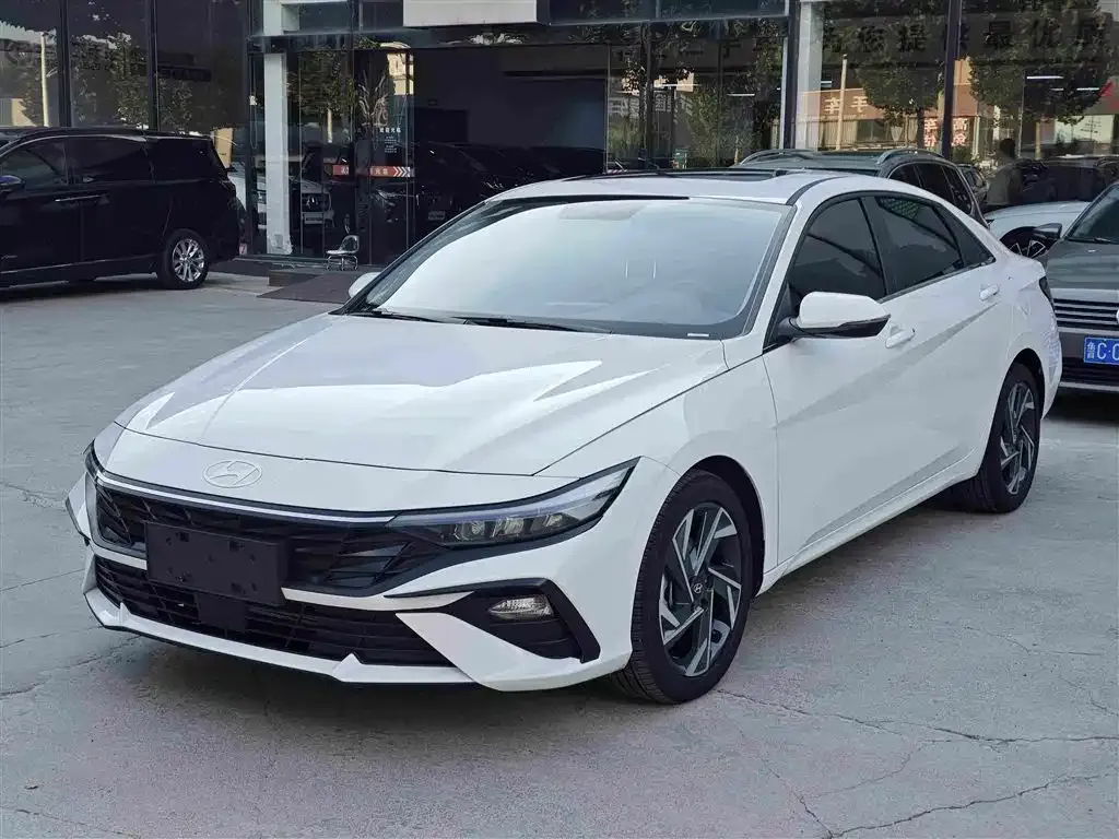 Hyundai Elantra — фото 1