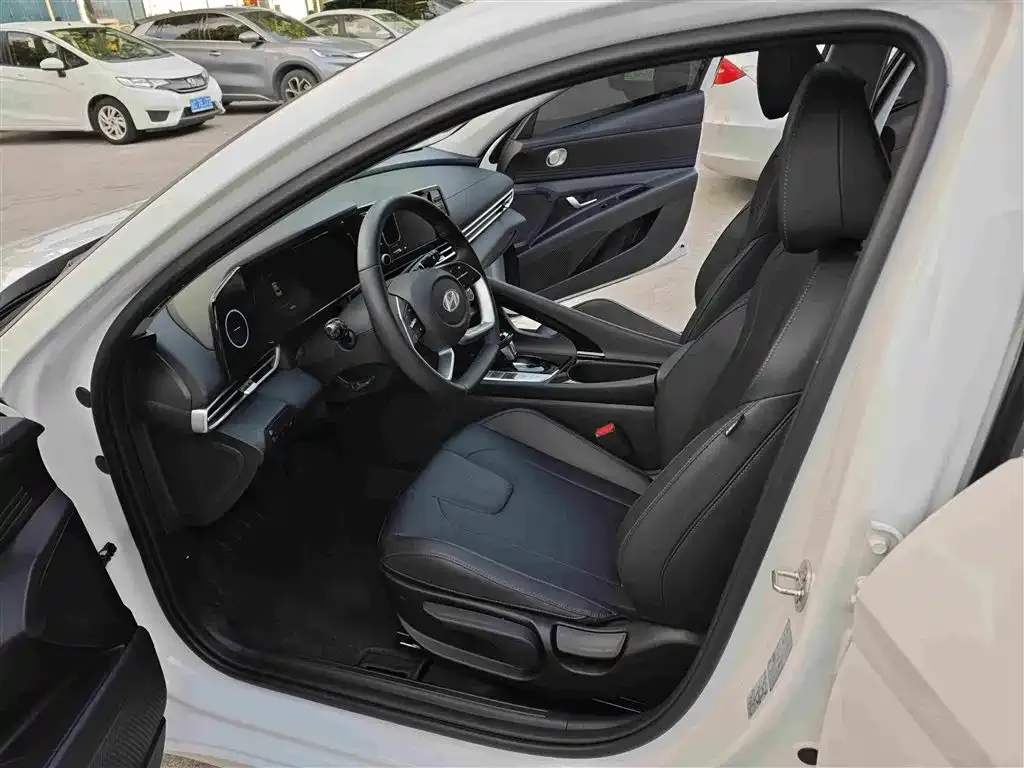 Hyundai Elantra — фото 3