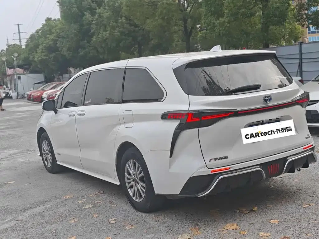 Toyota Sienna — фото 10