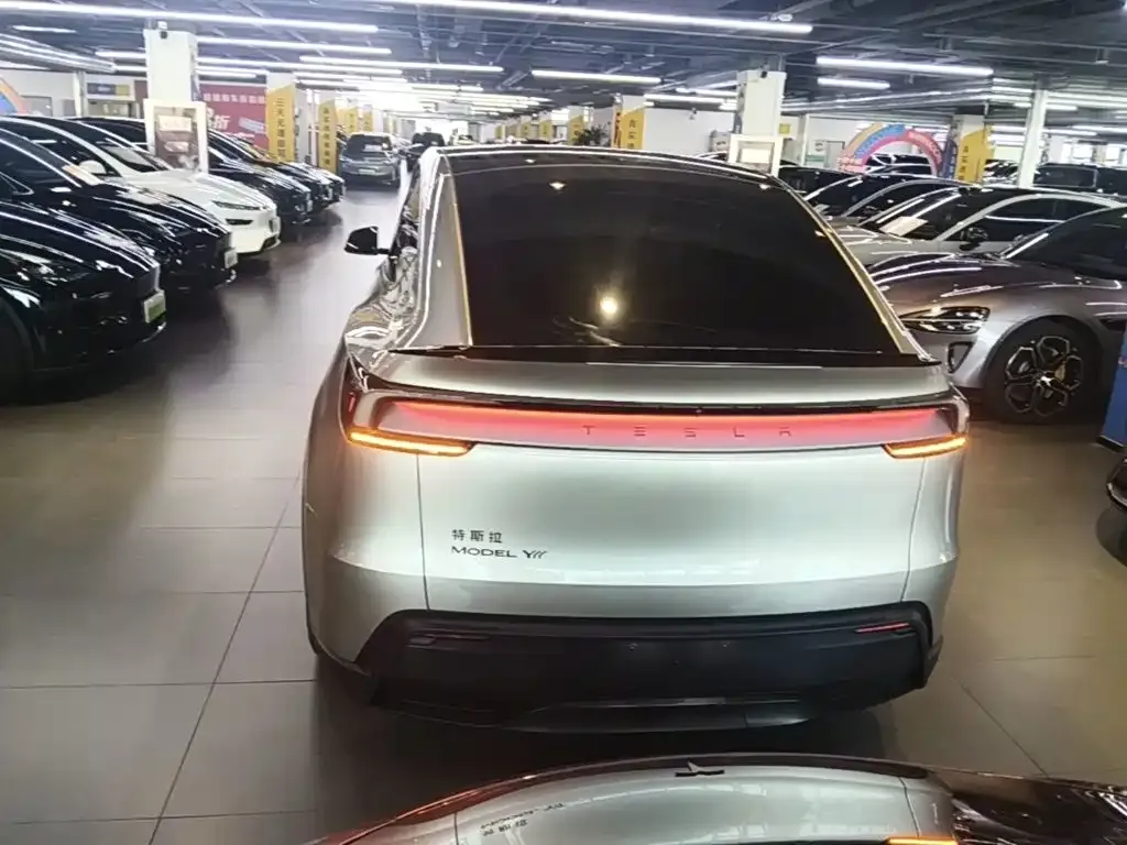 Tesla Model Y L — фото 8
