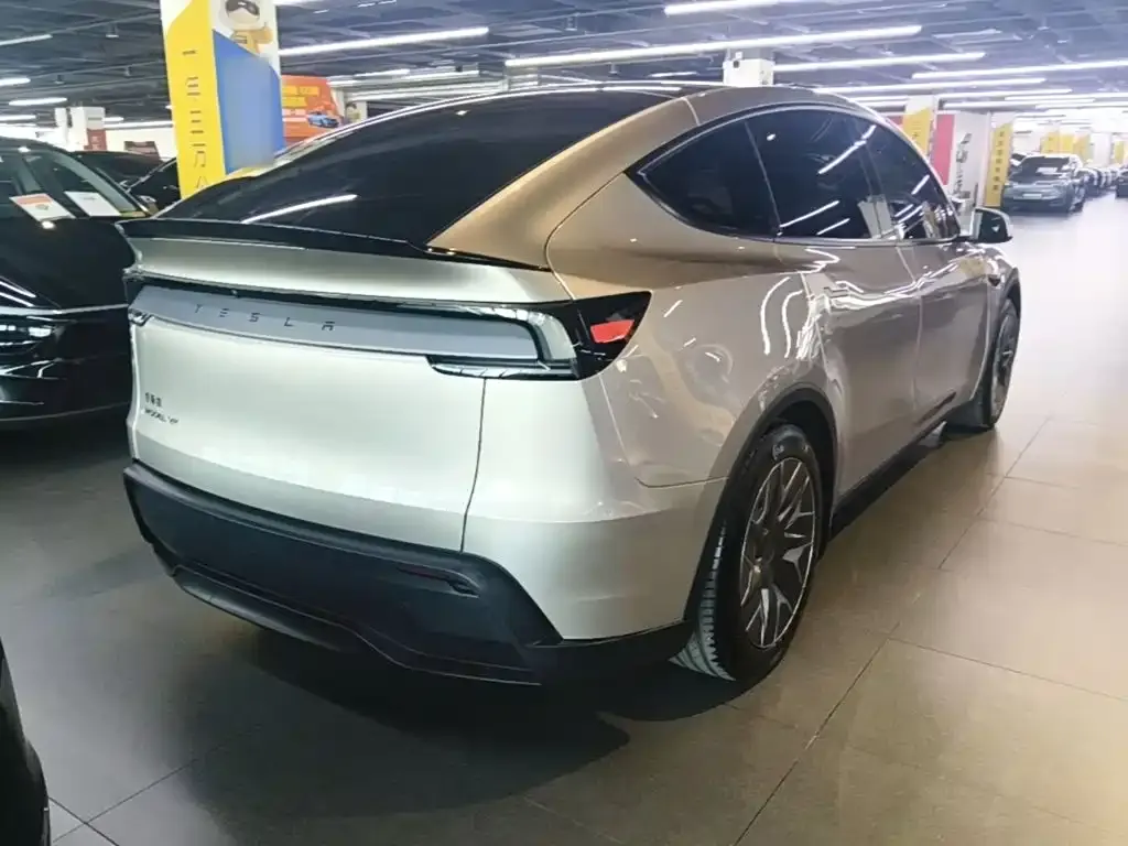 Tesla Model Y L — фото 9