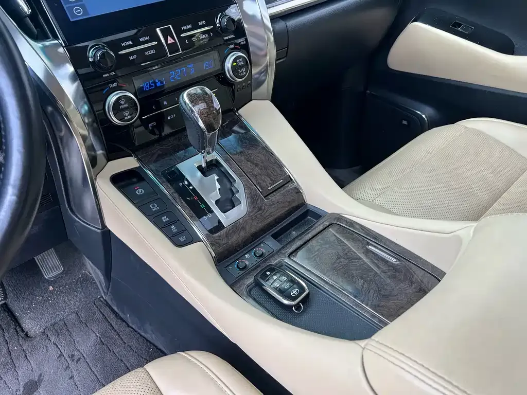 Toyota Vellfire — фото 10
