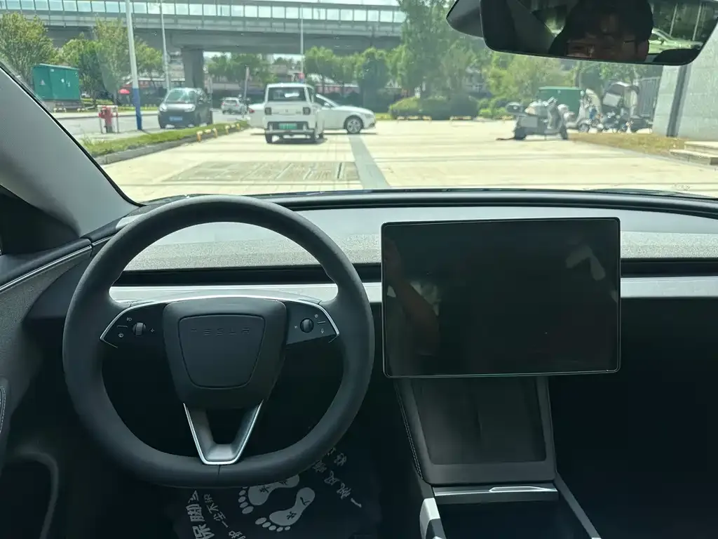 Tesla Model 3 — фото 5