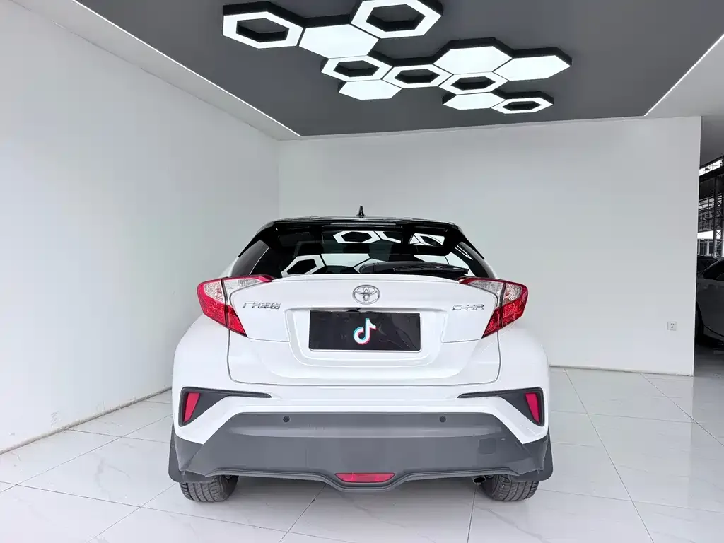 Toyota C-HR — фото 9