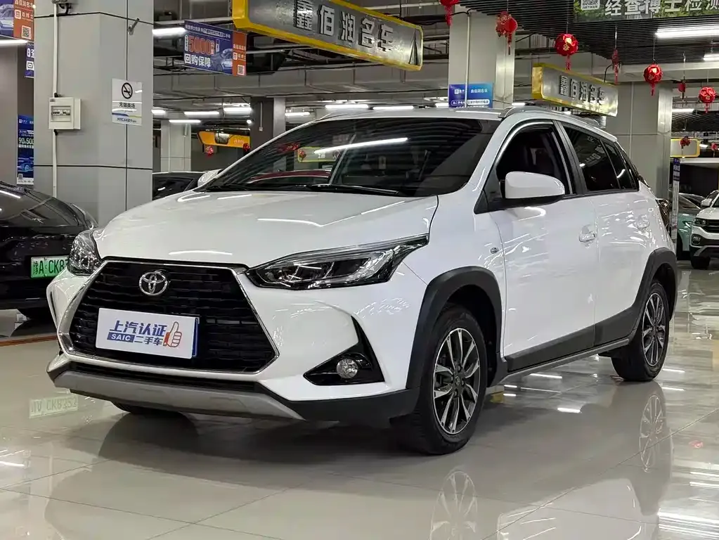 Toyota Yaris L — фото 1