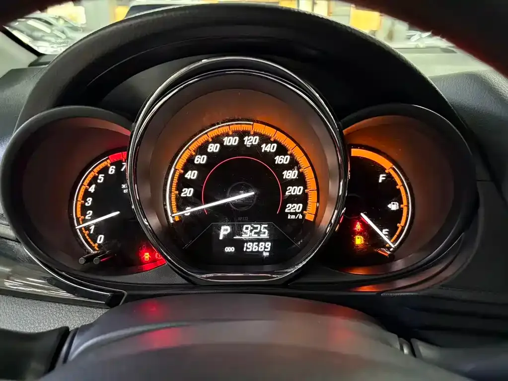 Toyota Yaris L — фото 10